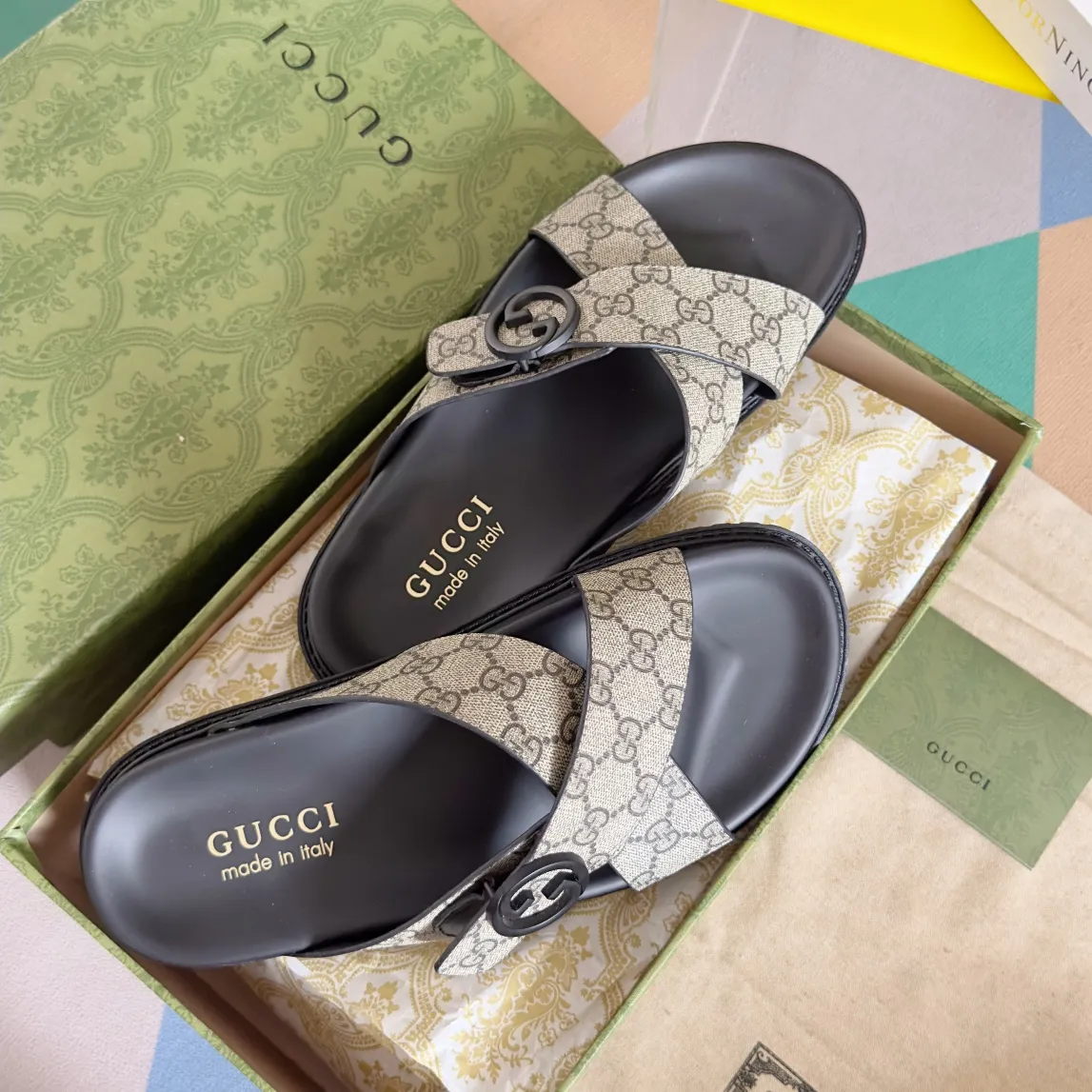 [G Home] Men's Men's Shoes💰:300💰Size:38-45 GUCC Gucci Original Order Quality 🆕2024Gucci Gucci Summer New Style Double G Presbyopia Flip-flops Cross Sandals Thick Sole Slippers Beach Shoes Original Purchase and Development Production G family's 2024 new summer dark horse items, fashion bloggers at home and abroad have put on the show, and it has become popular on social platforms at home and abroad. Fashionistas must pay for it, and they spend a lot of money to create ingenious craftsmanship and accurately restore every detail. Exquisite packaging at the delivery counter🛍📦 ▪️ Fabric: Original imported double G presbyopic leather ▪️ Lining: Original imported leather ▪️ Sole: Original open molded T men's shoes 💰U outsole ▪️ Bottom thickness: 3CM